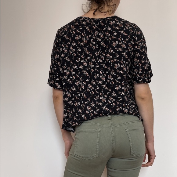 Feminine floral top. - Picture 5 of 12